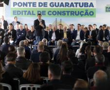 Governador lança edital de construção da Ponte de Guaratuba, que resolve gargalo histórico do Litoral. Ratinho Junior lançou nesta sexta-feira (1) o edital de contratação integrada dos projetos e da construção. Com 1.244 metros de extensão, a ponte terá uma seção estaiada de 320 metros, que vai permitir a navegação pela baía.