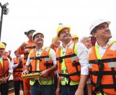 Governador Ratinho Junior, Sandro Alex (SEIL), Fernando Furiatti (DER/PR) e outros representantes dão início as obras da Ponte de Guaratuba.